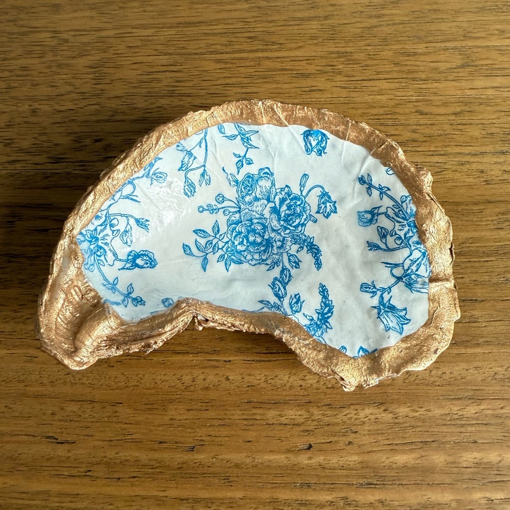 Blue and White French Toile Oyster Shell Ring Dish - Large